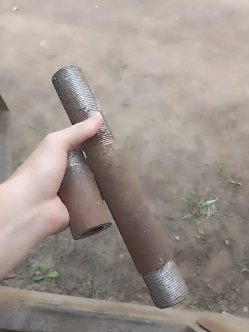 Две трубы в руке на фоновой земле