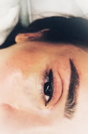 Көздің, кірпіктердің және қастардың макияжымен бет бейнесінің суреті