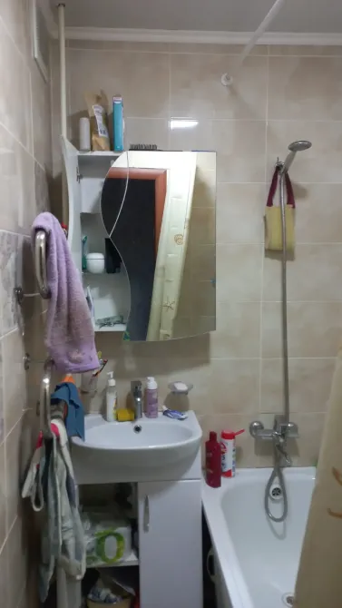 Ванная комната с сантехникой и зеркалом