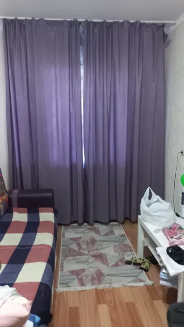 Гостиная с фиолетовыми шторами и диваном