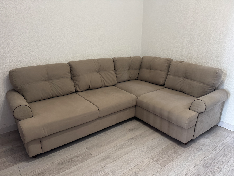 Жұмсақ жастықтары бар диван, демалуға арналған бұрышы, жарық матамен қапталған