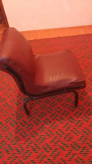 Қызыл былғары жабындысы бар кресло, бүйірден көрініс