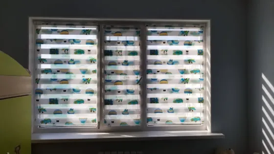 Современный стоматологический кабинет с зелеными жалюзи на окнах и листьевым рисунком на потолке