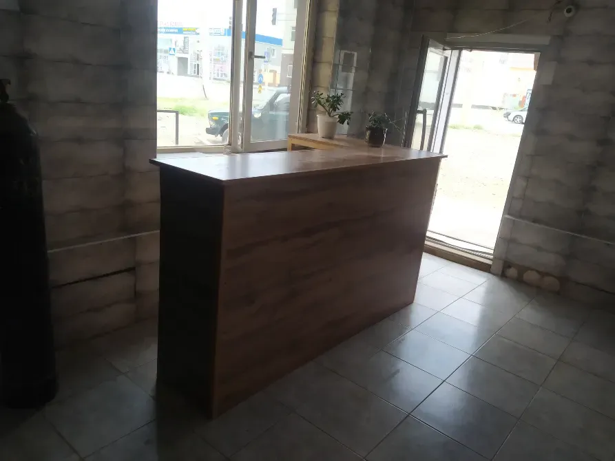 Ресепшн с деревянной отделкой и окном