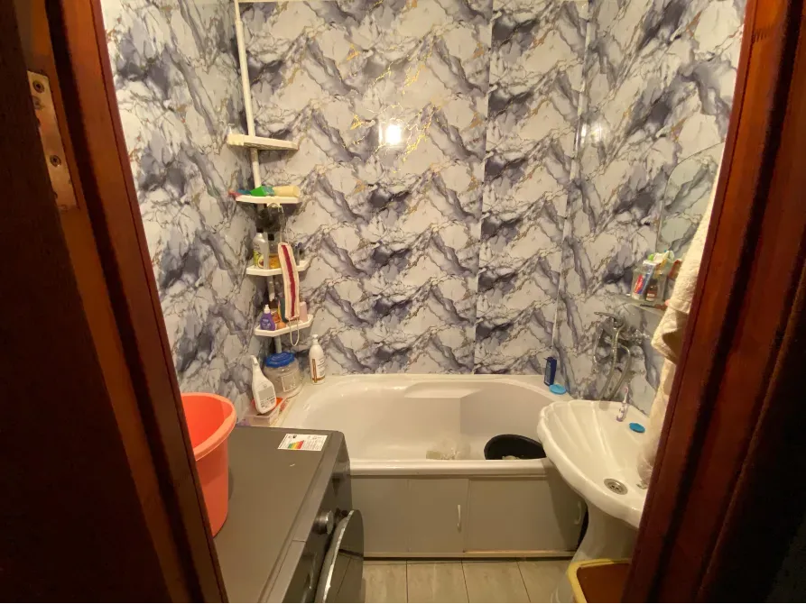 Ванная комната с ванной и стиральной машиной