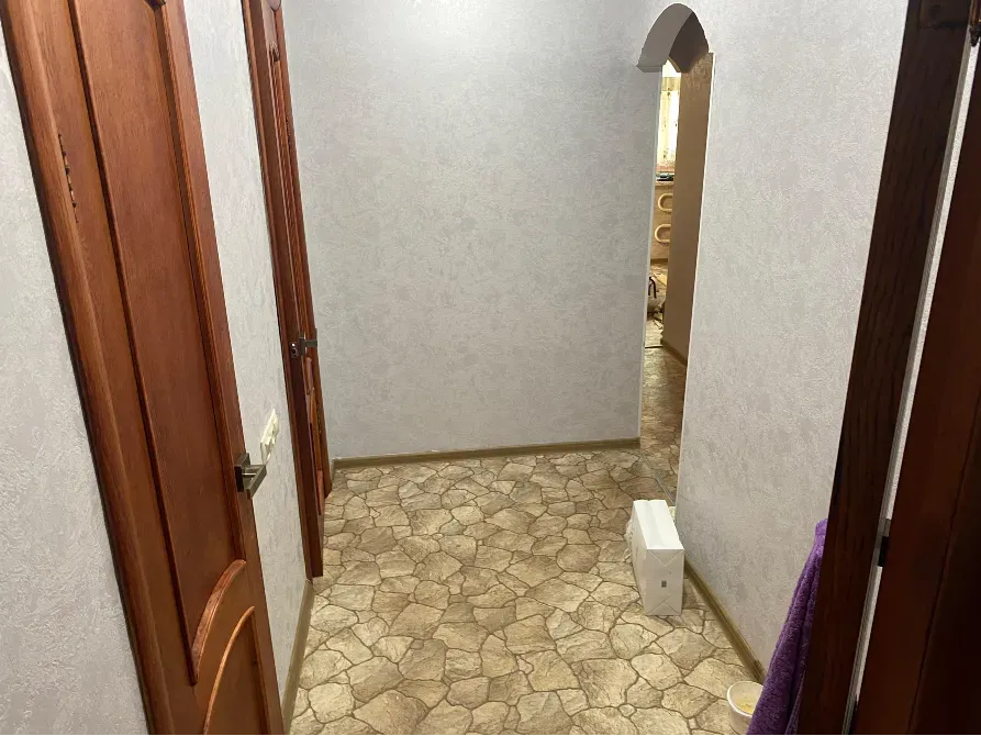 Коридор с деревянными дверями и светлым полом