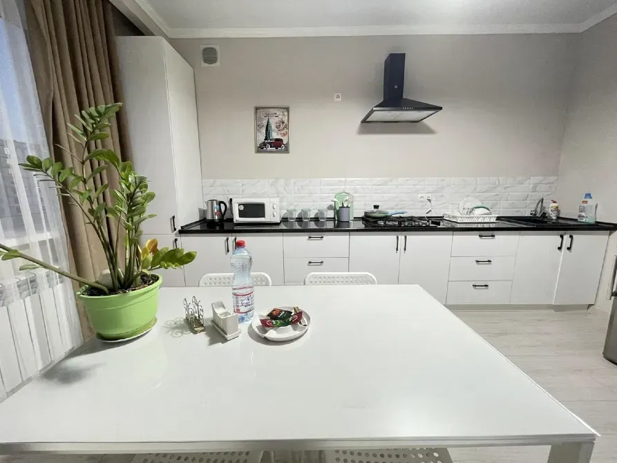 Асүйде тамақтану үстелі мен тұрмыстық техника бар