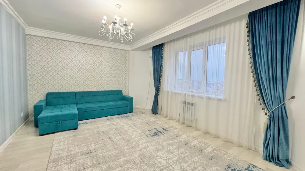 Гостиная с угловым диваном и светлыми шторами