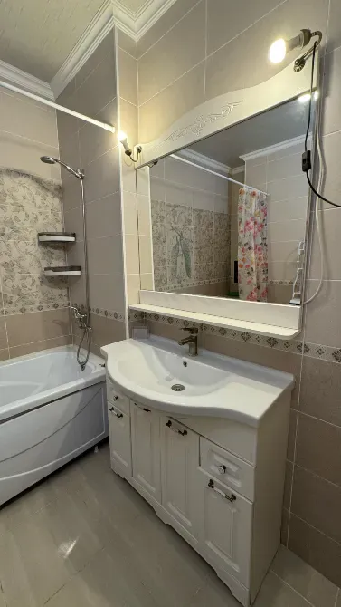 Ванная комната с раковиной и зеркалом