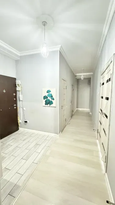 Прихожая с зеркалом и шкафчиками