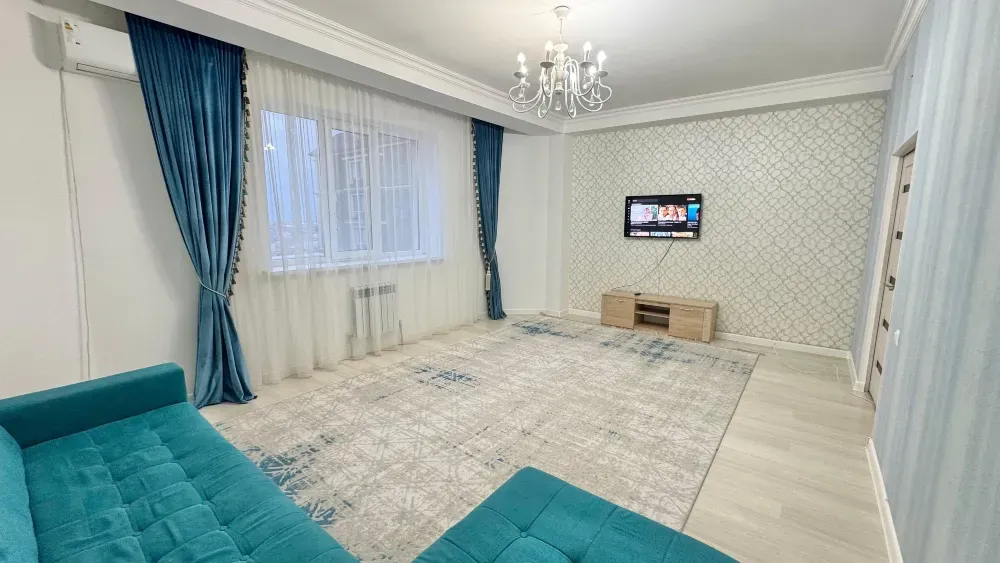 Гостиная с телевизором и современным дизайном