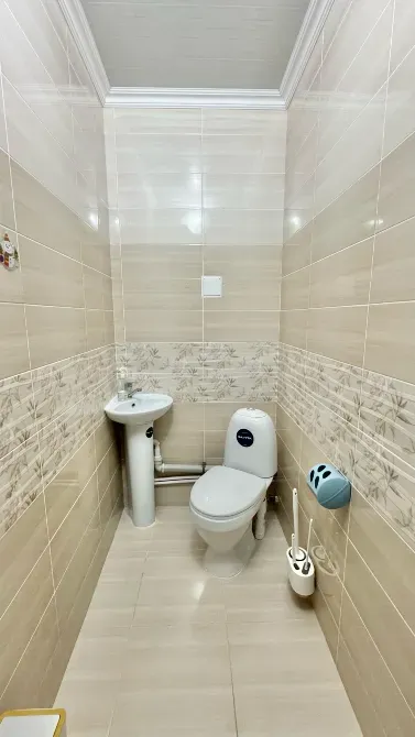 Туалет с минималистичным дизайном