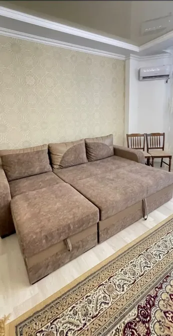 Коврымен қонақ бөлмеде диван