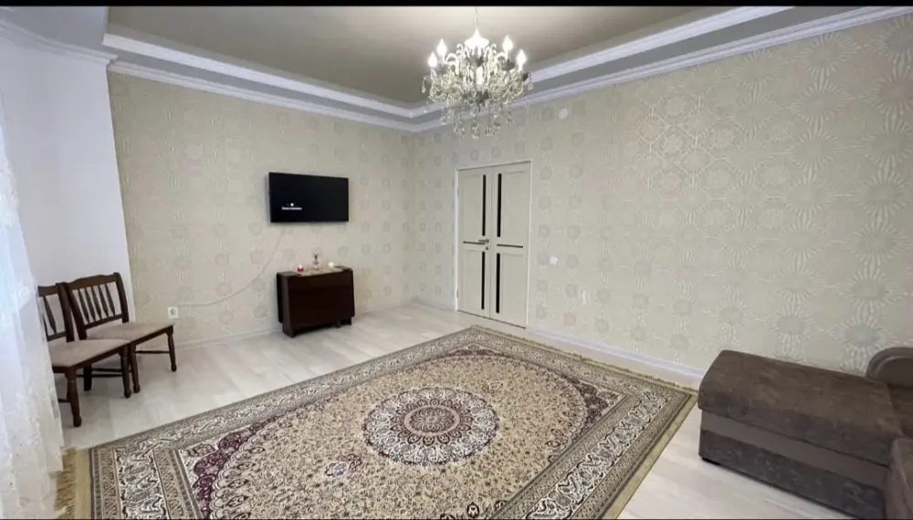 Телевизор мен орындықтары бар қонақ бөлмесі