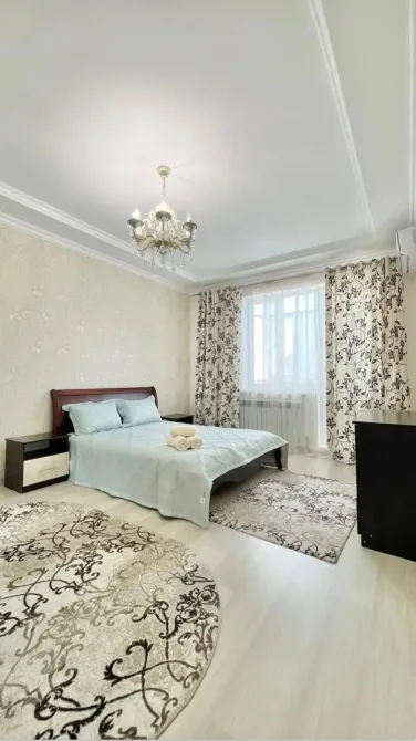 Ұйықтайтын бөлме төсектің және сәндік перделермен