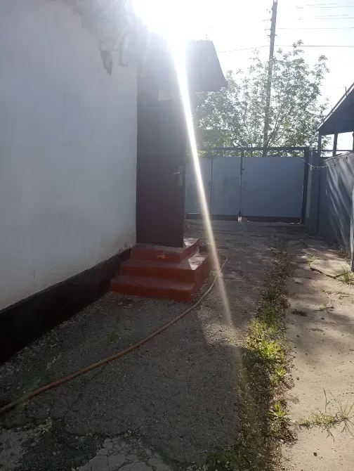 Ступени возле стены дома под солнечными лучами