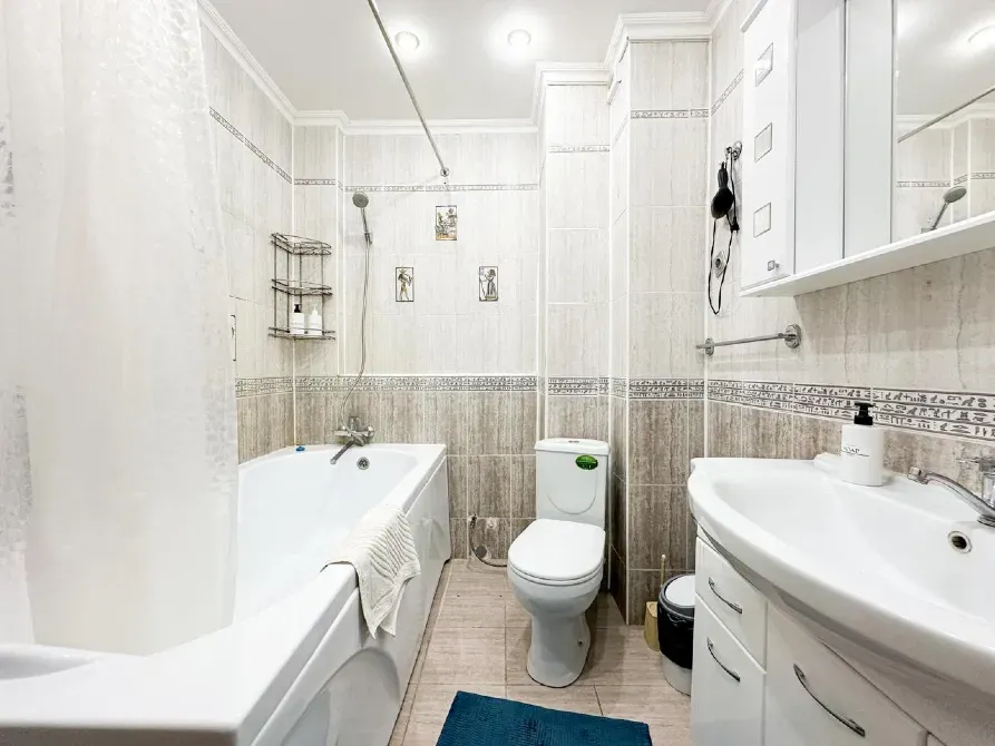 Ванная комната с ванной, раковиной и современными сантехническими приборами