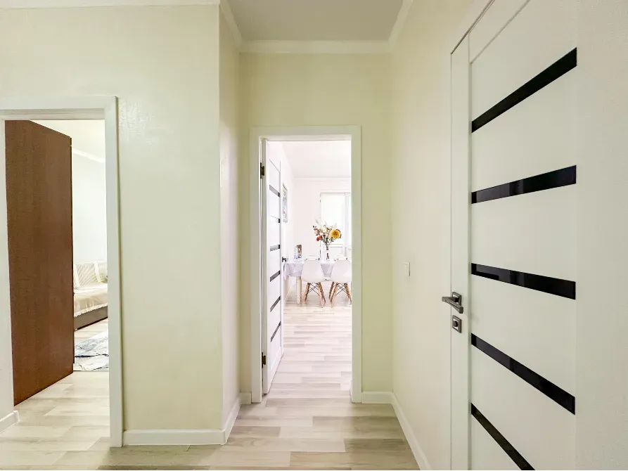 Коридор с дверями и светлыми стенами