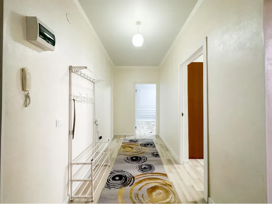 Коридор с вешалкой и нейтральными цветами