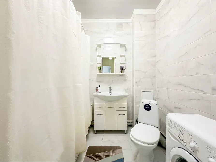 Ванная комната с зеркалом, раковиной и душем