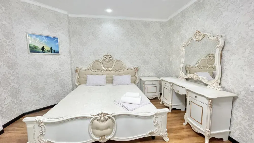 Интерьер спальни с изысканным дизайном и классической мебелью