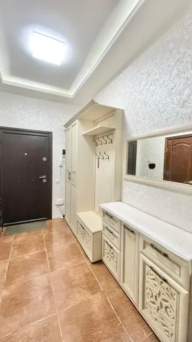 Функциональная прихожая с пространством для хранения и зеркалом