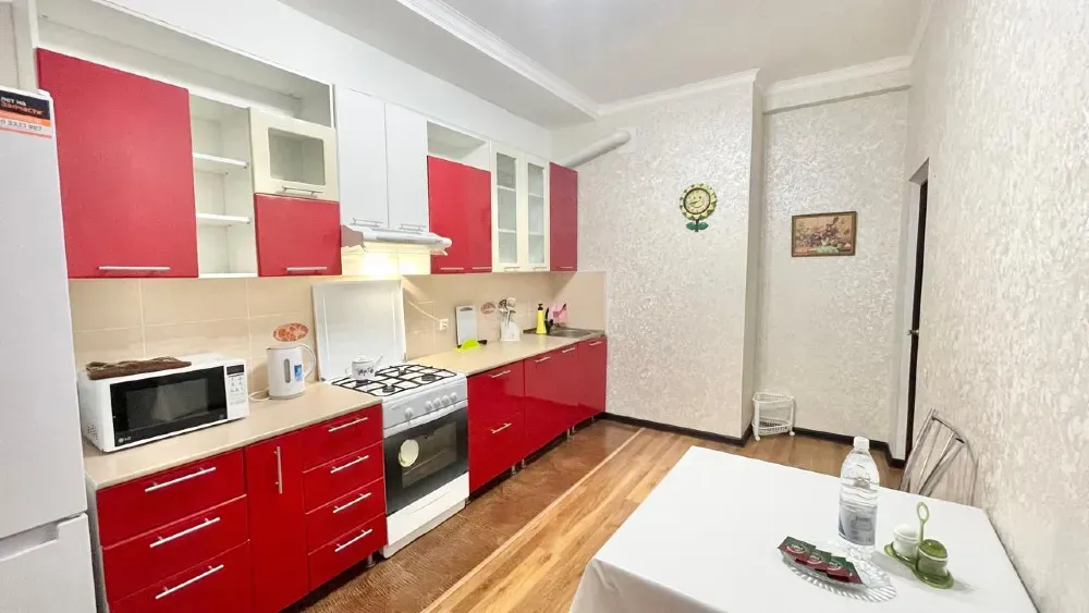 Функциональная кухня с техникой и кухонной утварью