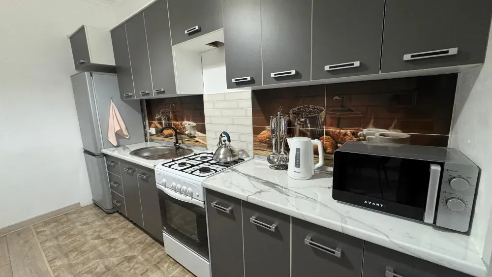 Кухня с плитой и встроенной техникой, стильный дизайн