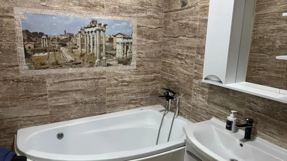 Ванная комната с ванной, зеркалом и красивым фоном