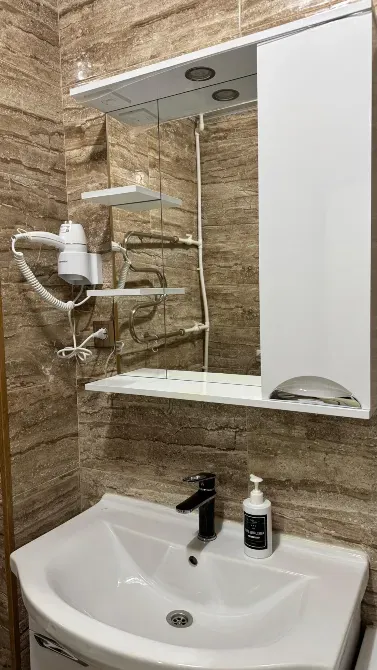 Ванная комната с зеркалом и полками, стильный и практичный дизайн