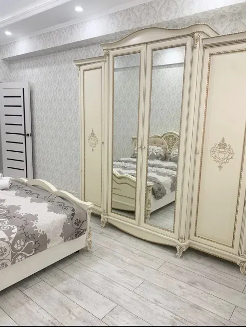 Шкаф-купе с зеркальными дверцами и интерьером в светлых тонах