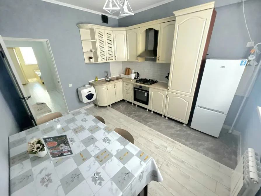 Ванная комната с современными удобствами, стиральной машиной и белыми раковинами