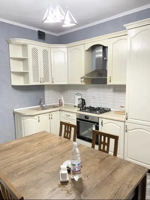 Кухня с функциональными элементами, холодильником и плитой, современный дизайн