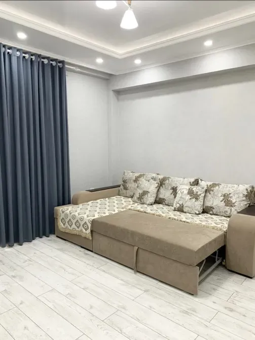 Уголок с диваном и шторами темно-синего цвета