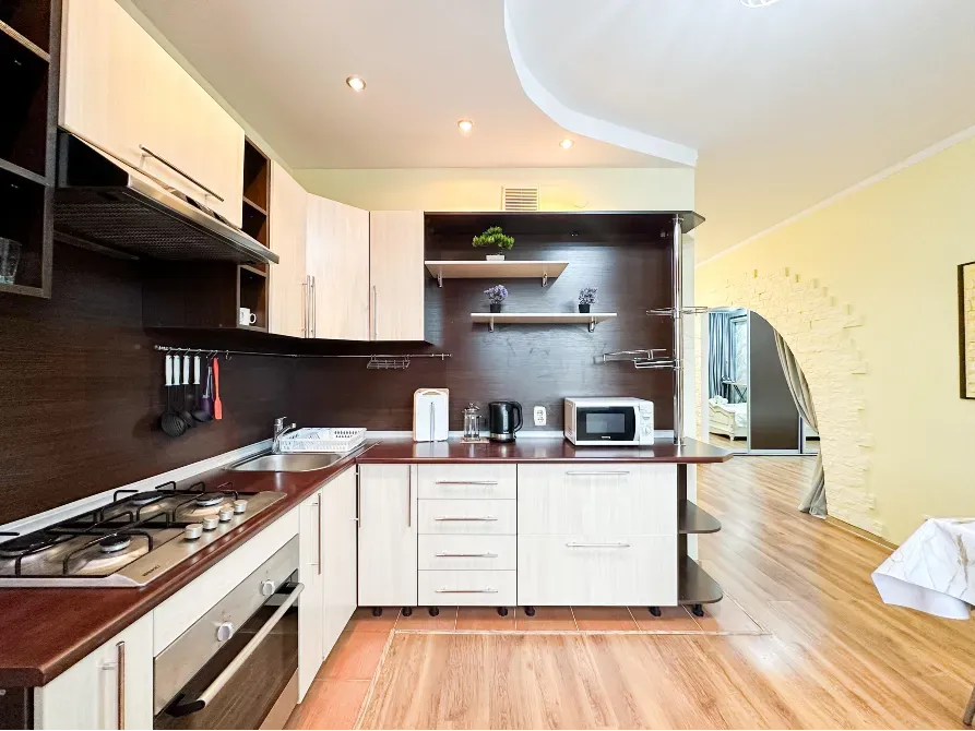 Удобная кухня с техникой и современными материалами