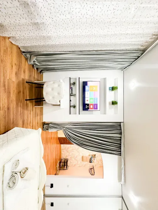 Вид на ТВ и спальню с зонами для отдыха