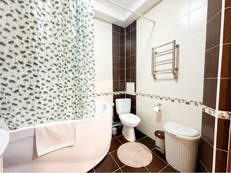 Ванная комната с душевой занавеской и светлыми акцентами