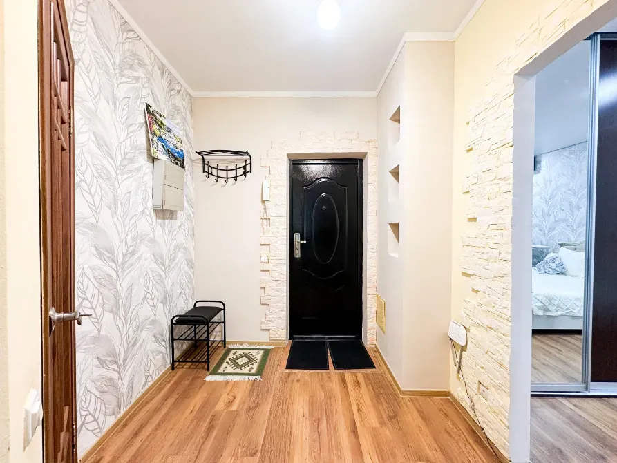 Прихожая с оформлением в нейтральных тонах и современным дизайном