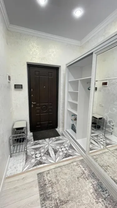 Прихожая с зеркалом и шкафом для одежды