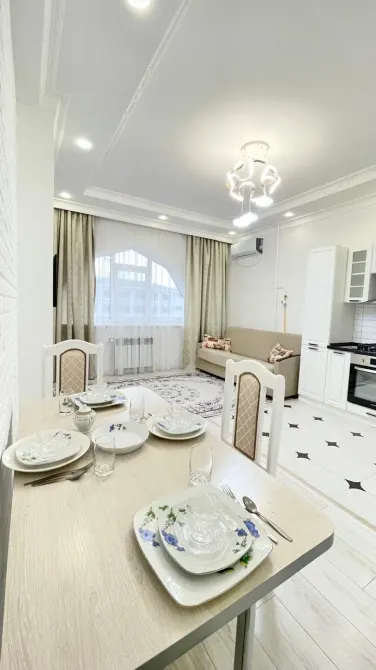 Обеденный стол с посудой и уютным интерьером