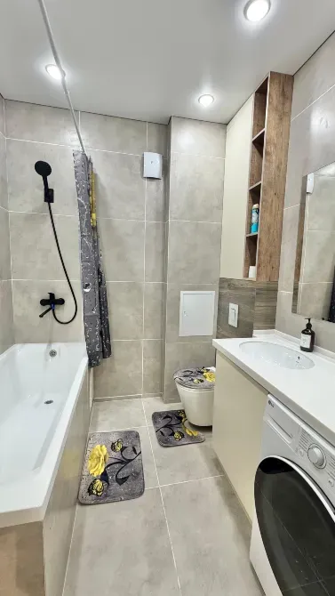 Жуынатын бөлме душпен және кір жуу машинасымен