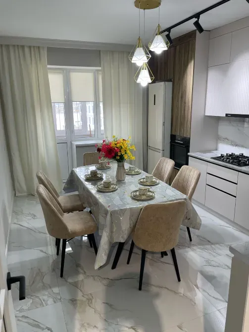 Асхана ас дайындау үстелімен және үстелдегі гүлдермен