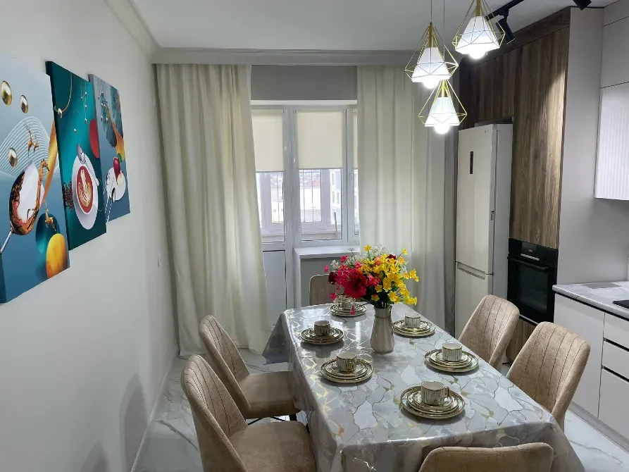 Асхана көркем картиналармен және аспаздық техникамен