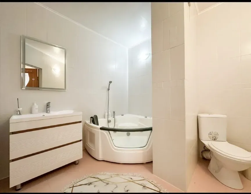 Джакузи мен сантехникалық жабдықтары бар ванна бөлмесі