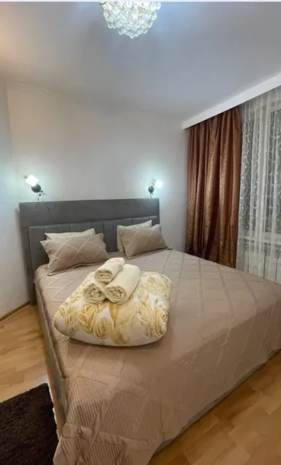 Ұйықтау бөлмесі төсектері мен таза төсемдерімен