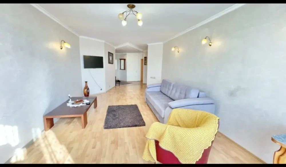 Жарқын жиһазбен және жайлы атмосферамен қонақ бөлме