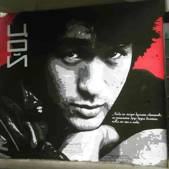 Граффити с изображением человека в черно-белом стиле