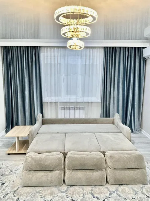 Уютный уголок с диваном и светильником