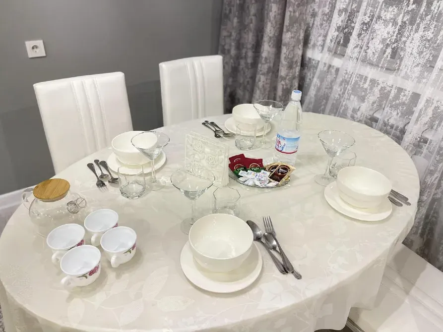 Оформленный обеденный стол с посудой