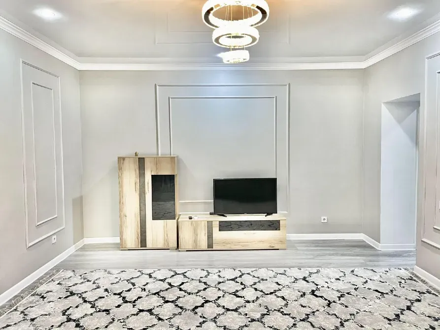 Уютная гостиная с телевизором и элементами декора